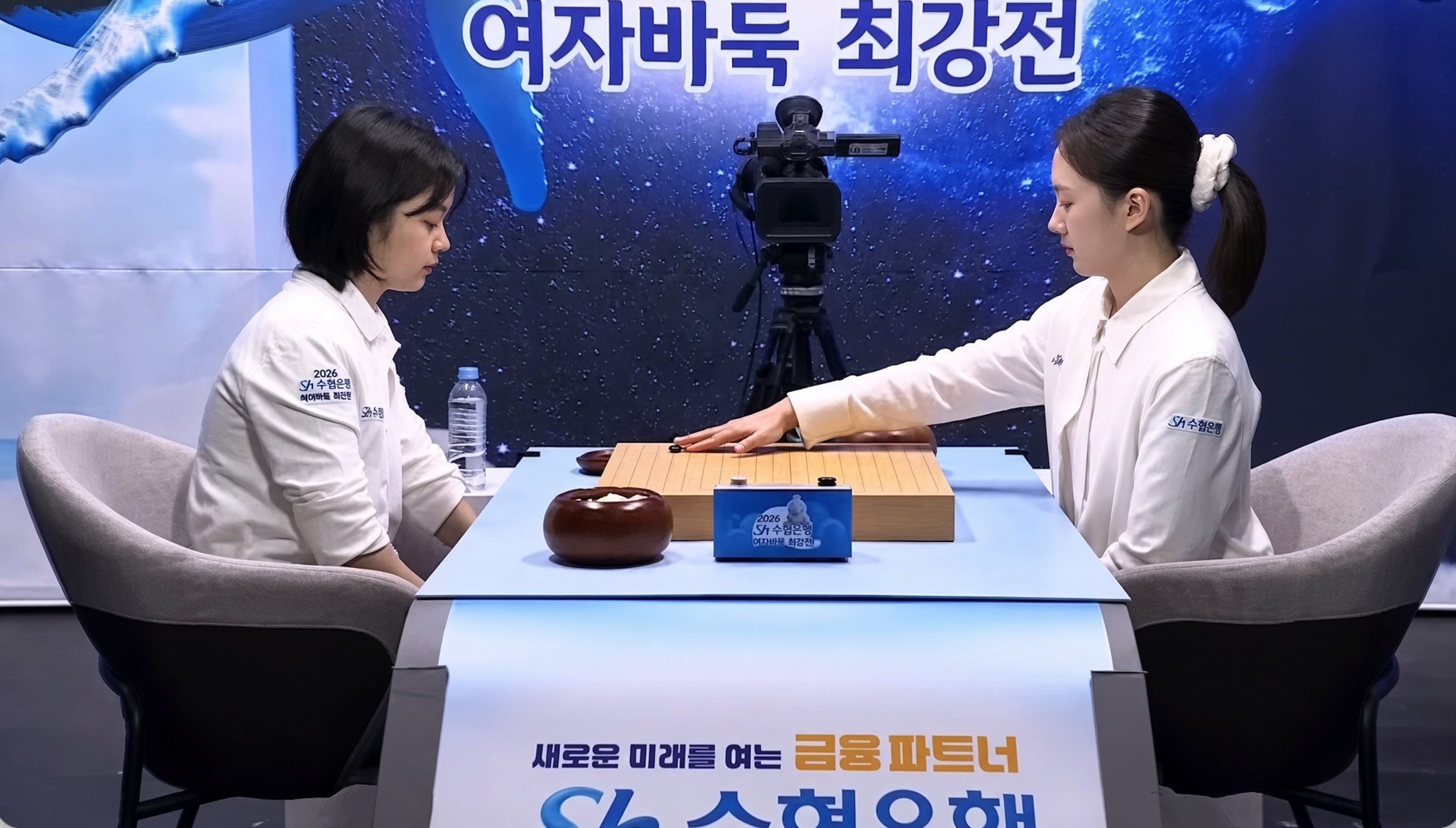 金恩持九段が仲邑菫六段に先勝 | 初代女王の座と優勝賞金1億ウォンを懸けた決勝五番勝負が開幕